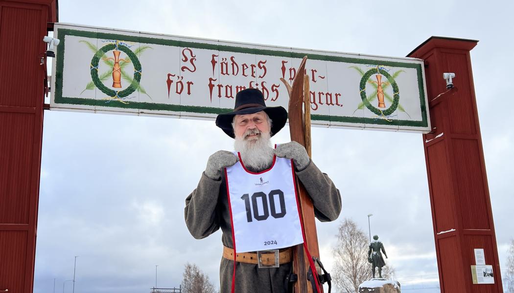 Startplatserna till det 100:e Vasaloppet 2024 släpps när första åkare i årets Vasalopp passerar Mångsbodarna. Foto: Vasaloppet
