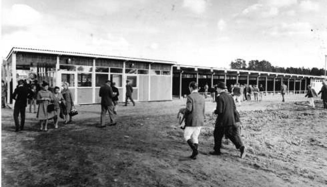 Täby Galopps entré och uppsadlingsboxar. Foto: Einar Anderssons Pressbild
