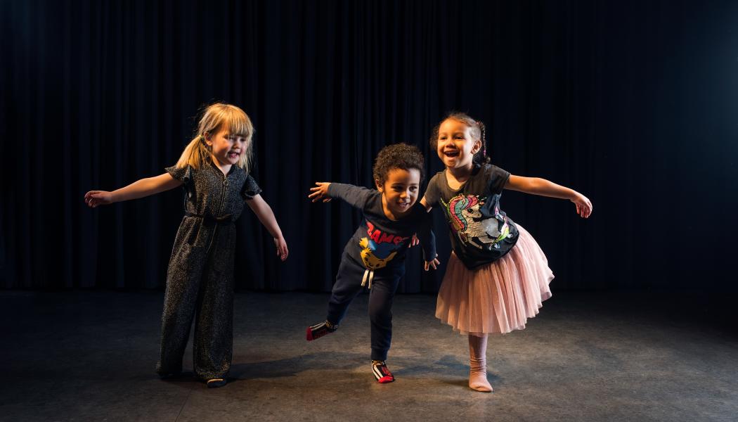 Alla får dansa! Barn och familj blir en viktig målgrupp i det nya Dansmuseets danslekvärld. Öva balans, snurr, takt och mycket annat. Sätt fart både på kroppen och huvudet! Foto: Johannes Hjorth