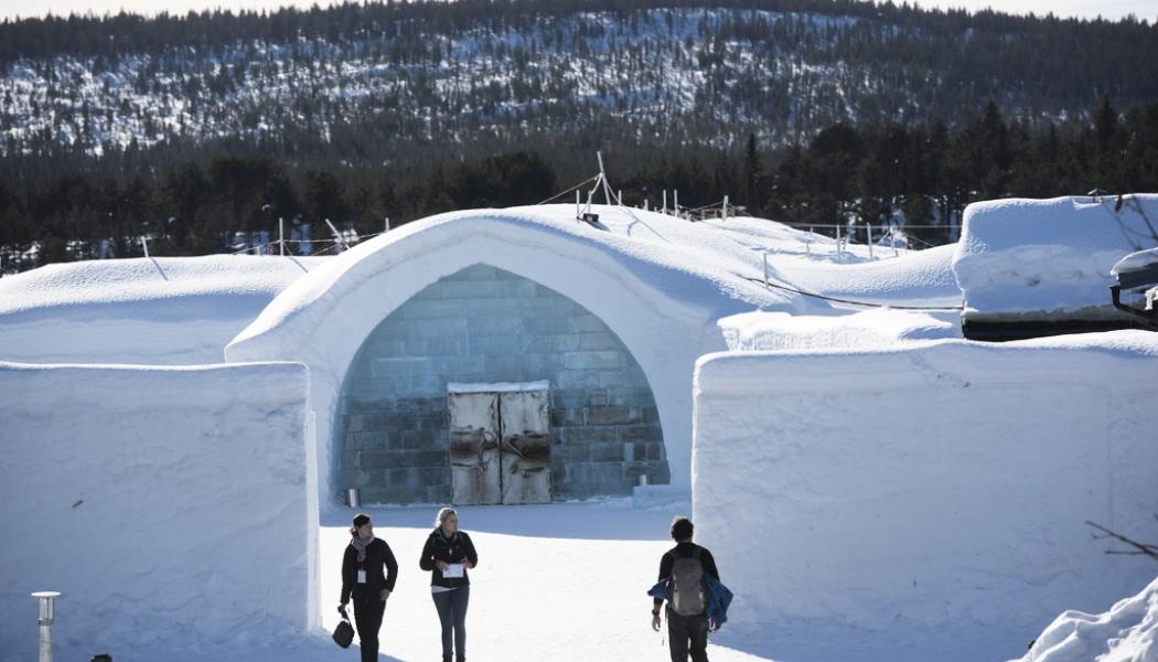 Fredrik Sandberg/TT: Turister vid ishotellet i Jukkasjärvi. Hotellet har besökare från hela världen. Arkivbild.