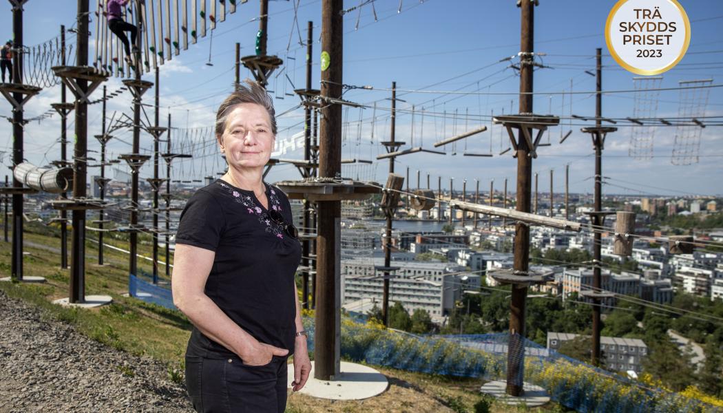 Klätterparken i Hammarbybacken som är belägen cirka 65 meter upp är nu nominerad till årets Träskyddspris. Trä är ett fantastiskt material, konstaterar Cecilia Obermüller som är ordförande Stadsdelsnämnden i Skarpnäck i Stockholms stad. Foto: Anna Simonsson

