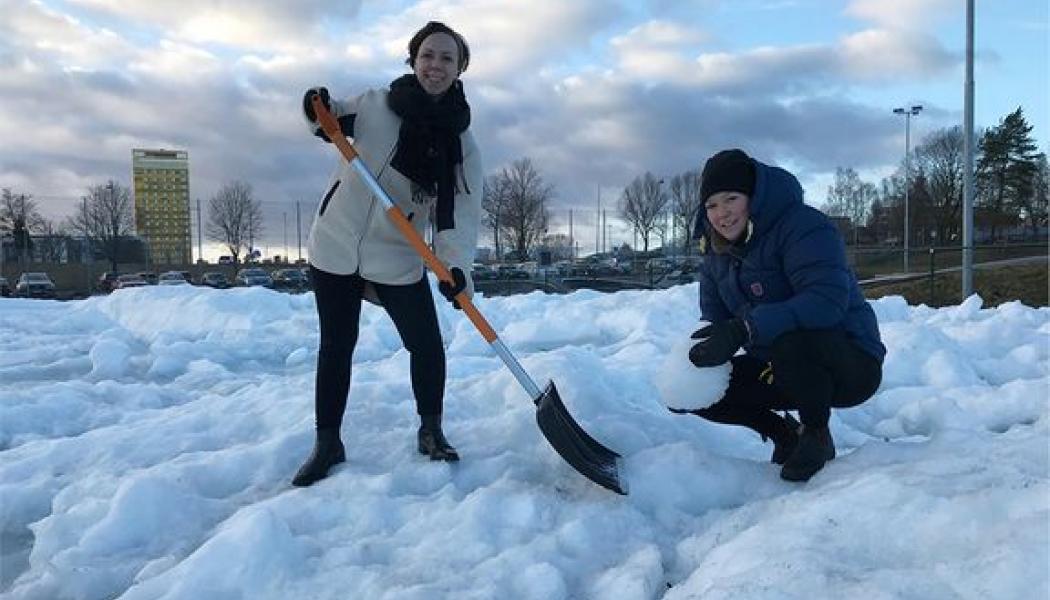 Anna Yttergård (t.v) och Matilda Rignell från utbildningskontoret är i full gång med att fixa vid skidlekplatsen i Vilunda. Foto: Upplands Väsby kommun