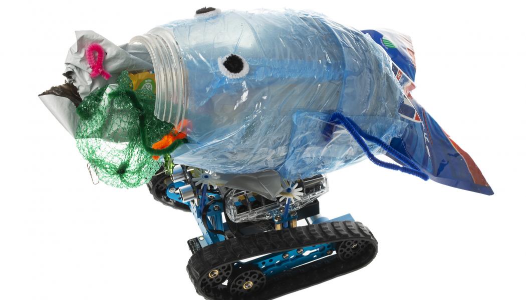 Foto: Valen är tillverkad av upphittad plast och programmerad för att röra på sig. Foto: Tekniska Museet