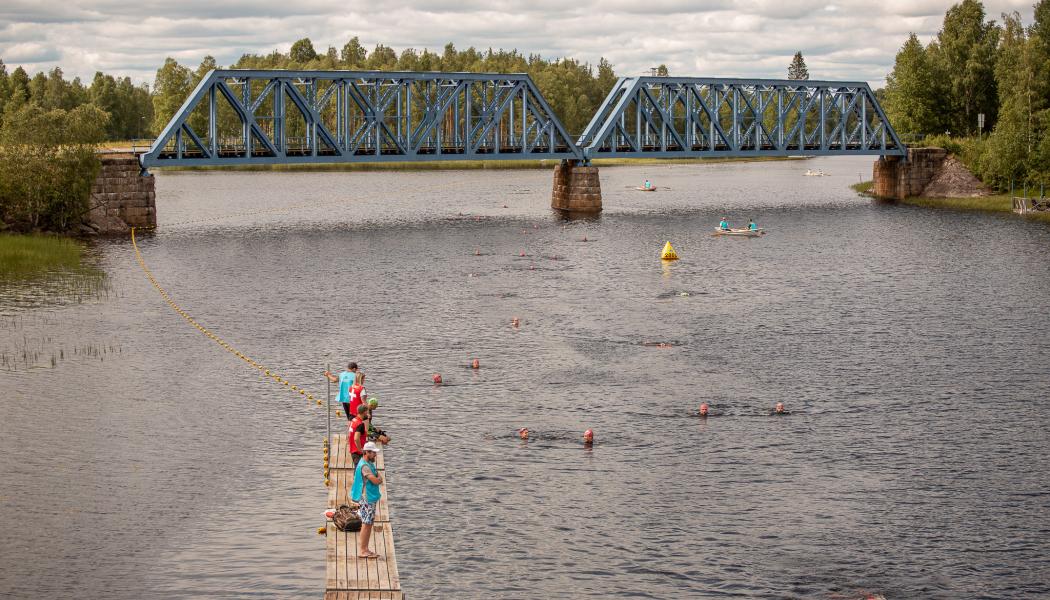 900 volontärer jobbade för ett 40-tal föreningar under Vansbrosimningen 2024. Nu har föreningarna fått sin ersättning på totalt 850 000 kronor. Foto: Vansbrosimningen