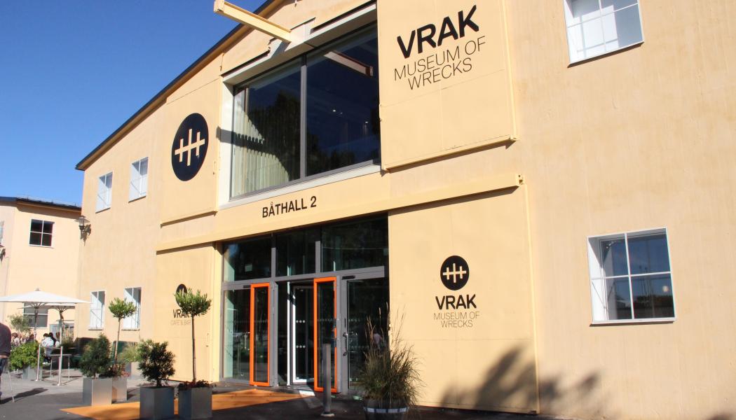 Entrén till Vrak vid invigningen i höstas. Byggnaden är ett båthus i betong från 1941 ritat av arkitekt Paul Hedqvist och som byggts om till museum. Vrak är en del av SMTM, Statens maritima och transporthistoriska museer.