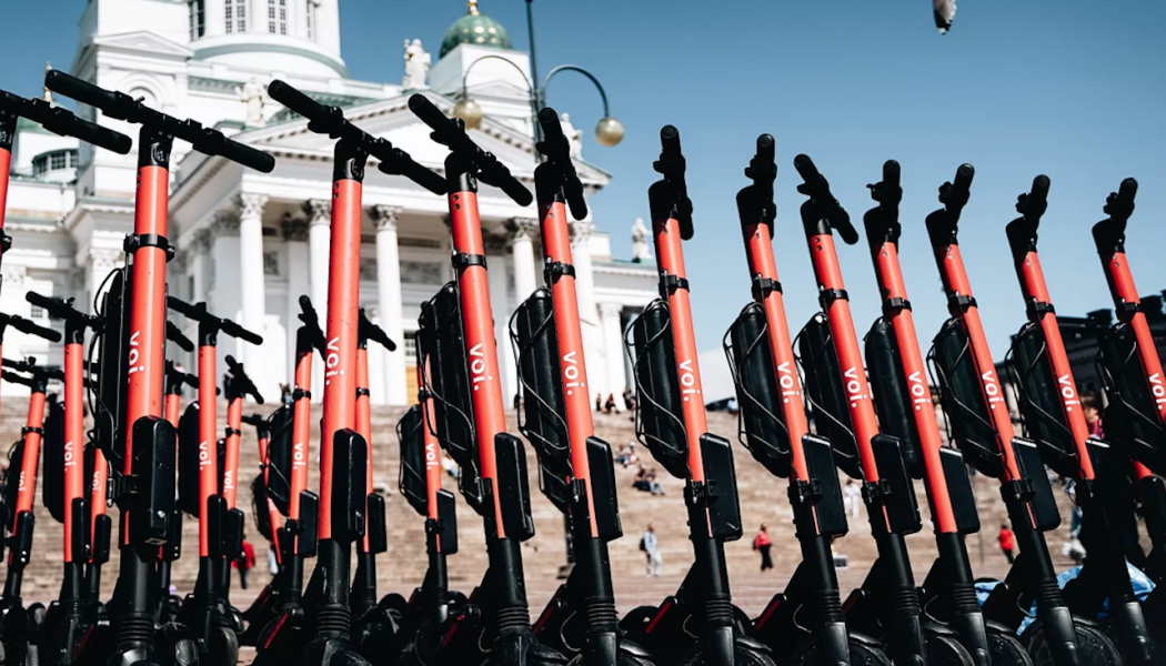  Bestämda parkeringsplatser skapar ordning på sparkcyklelkaoset. Foto: Voi
