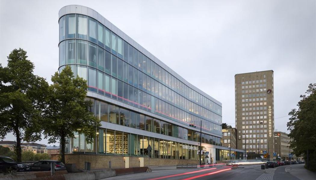 Glashuset på Torsgatan i Stockholm där Sveriges museum om Förintelsen öppnar sin första utställning 2023. Museet kommer ligga i lokalen på våningsplanet ovanför Bonniers Konsthall. Foto: Bonnier Fastigheter.