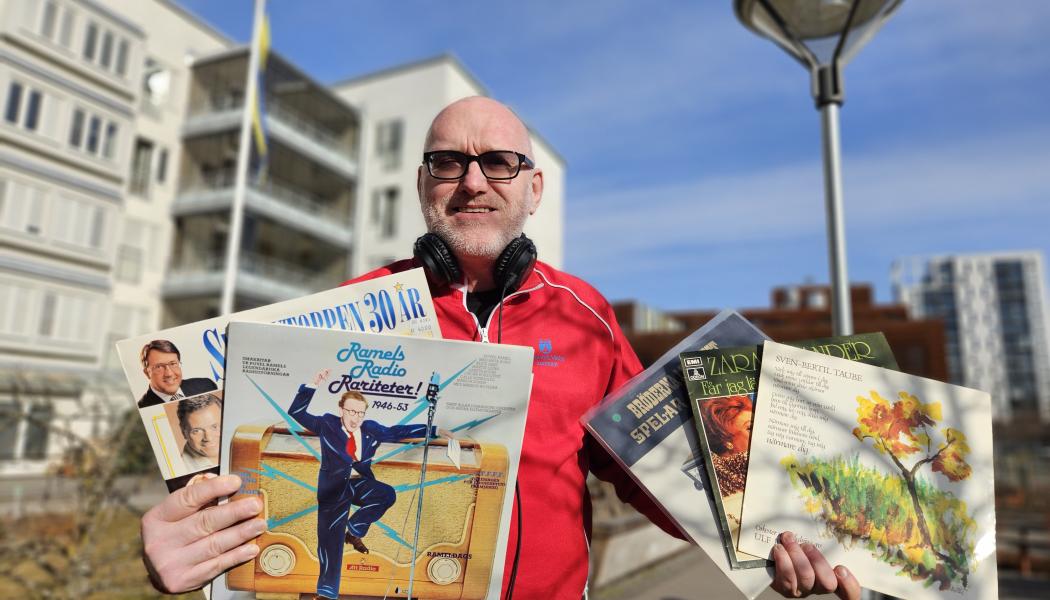 Aktivitetssamordnaren Scot James laddar upp med skivor till kaffet. Foto: Daniel Jansson, Upplands Väsby kommun