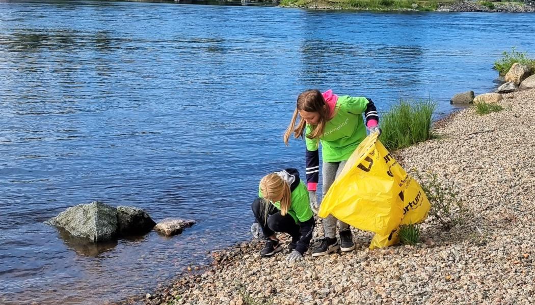 Idrottsungdomar plocka skräp vid Ljusnan. Foto: Städa Sverige