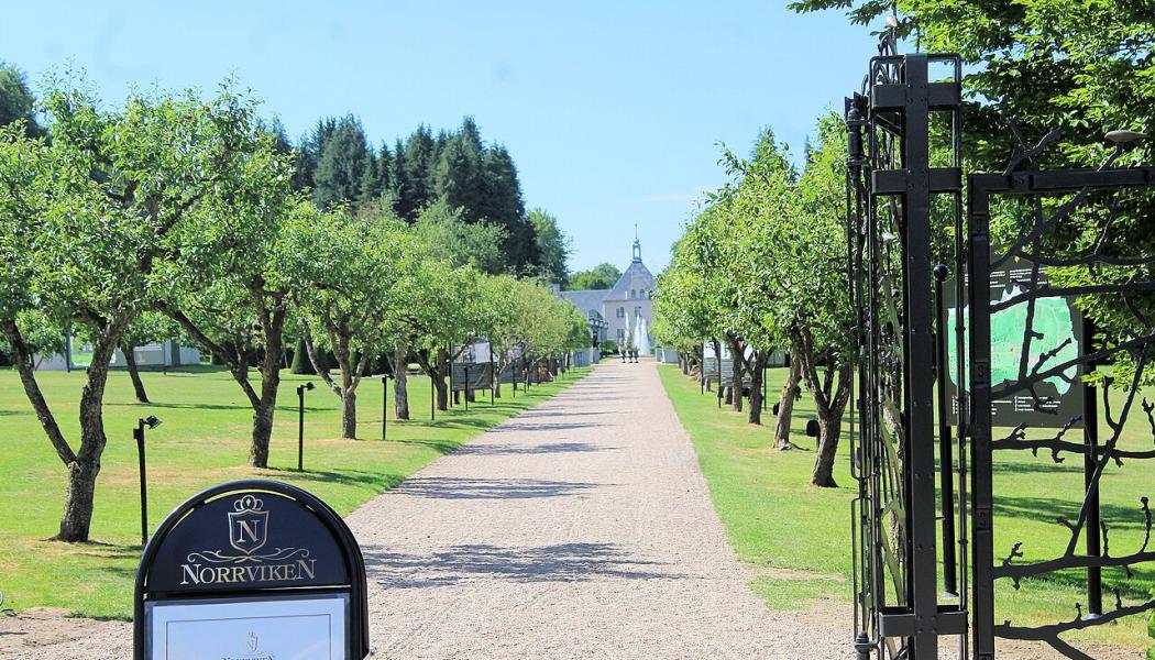 Norrvikens trädgårdar är en historisk park- och trädgårdsanläggning på Bjärehalvön i nordvästra Skåne, med utsikt över Laholmsbukten. Foto: Dguendel/Wikimedia Commons/https://commons.wikimedia.org/wiki/File:B%C3%A5stad,_Norrviken_Gardens.JPG