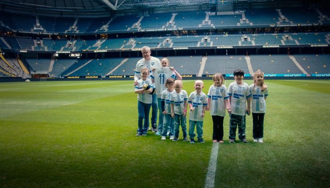Janne Andersson och delar av Barncancerfondens fotbollslag på Friends Arena. Foto: Barncancerfonden