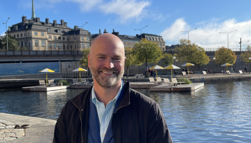 Lars Strömgren vid Munkbrohamnen i Stockholm. Fotog: Miljöpartiet i Stockholms stad