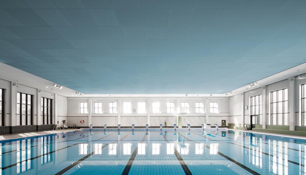 För att uppnå den höga akustiska kvaliteten som krävs i badhusmiljöer valdes akustiska stenullslösningar från Rockfon till Lidingö simhall.
Foto: Rockfon
