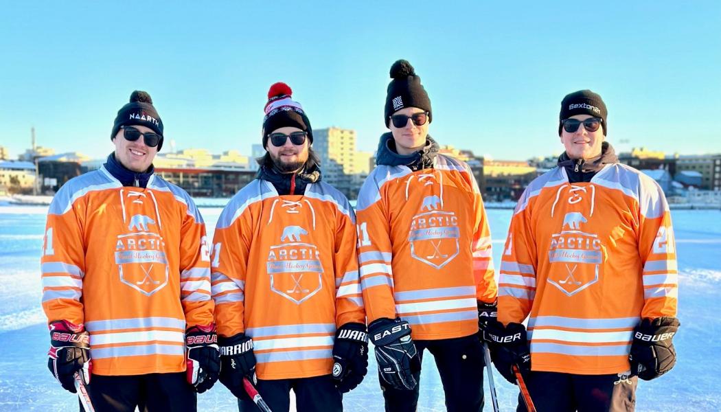 Företaget Sexton21 står bakom evenemanget Arctic Pond Hockey Games, som går av stapeln den 4 mars. Dana Lim har gått in som en av huvudsponsorerna och ser fram emot några heta matcher på Dana Lim-planen. (På bild: fyra av evenemangets sex arrangörer).