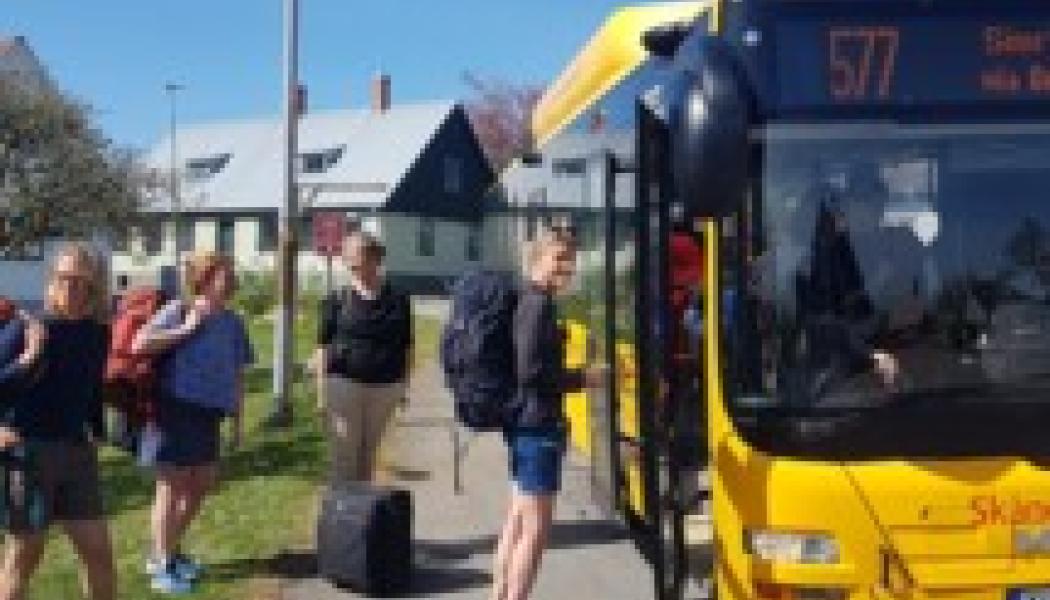 Gäster kliver på bussen utanför STF Brantevik Råkulle vandrarhem, Foto: Sussi Hoffmann 