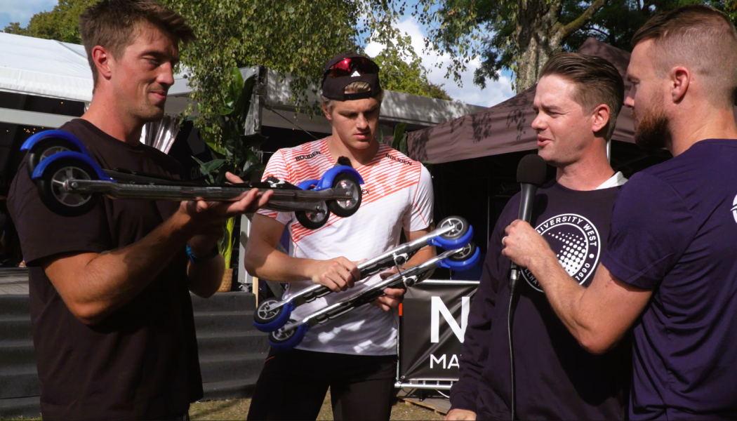 Calle Halfvarsson och Edvin Anger granskar de unika 3D-printade rullskidorna inför sprintduellen på Trollhättan Action Week. Här tillsammans med fd elitskidåkaren Robin Bryntesson och Mattias Igestrand, Högskolan Väst.