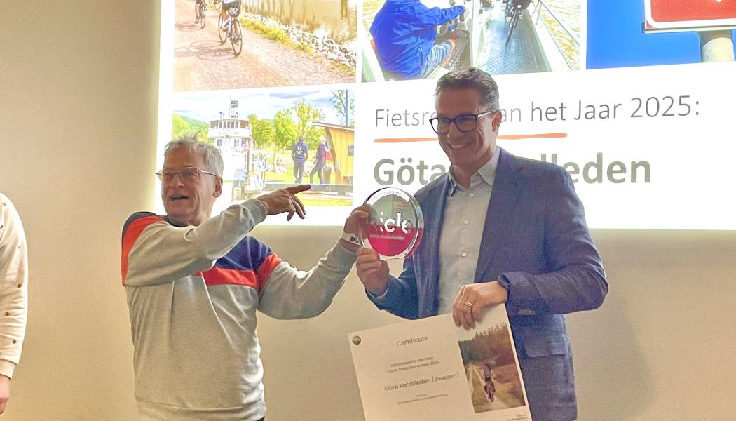 Göta kanals vd, Roger Altsäter tar emot utmärkelsen för Europas bästa cykelled. Foto: Göta kanal