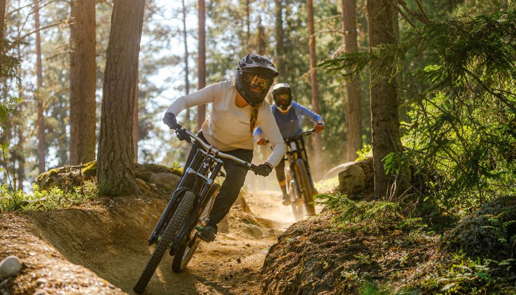 Downhillcyklister i Järvsö Bergscykel Park. Foto: Järvsö
