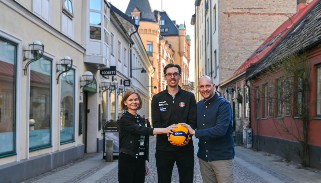 Boel Starbrant, ansvarig för värvning av evenemang och möten på Visit Lund, här tillsammans med Stefan Sjöström, klubbchef i Lunds VK, och Simon Dahl, internationell förbundschef på Svensk Volleyboll. Foto: Hanna Darejati, Visit Lund

