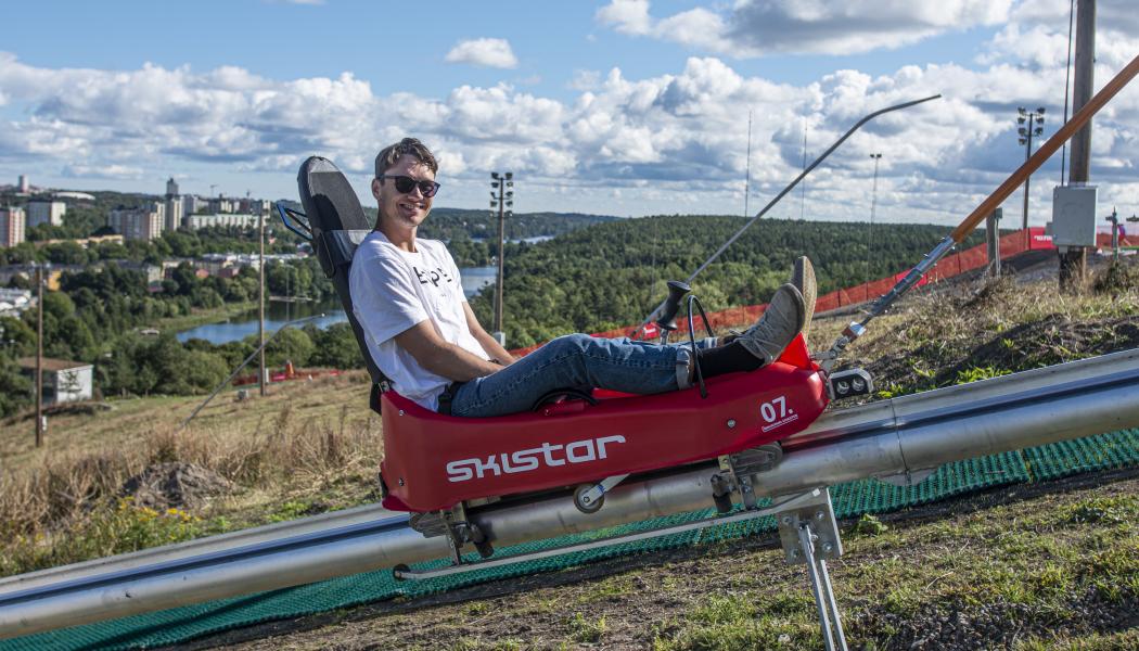 Mountain Coaster är variant av spårrodel eller ”coaster” 800 meter som går nedför berget på räls i 40 km/h. Foto: SkiStar
