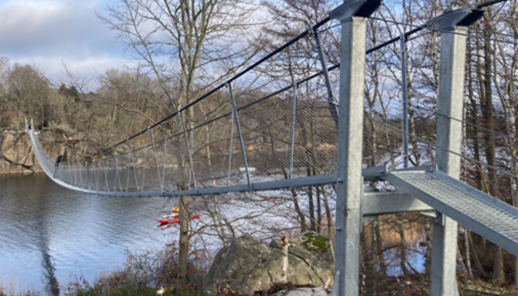 Uppförare av den ca 100 meter långa och tekniskt avancerade hängbron över Boksundet har varit Högt & Lågt som är experter på klätterparker och vajerkonstruktioner. Foto: Ark56