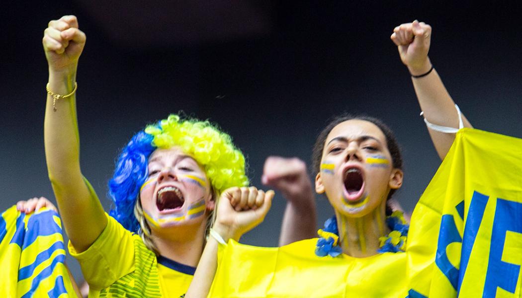 Taggad publik som hejar fram sina svenska mästare.