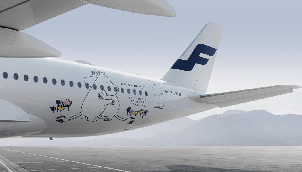 Finnairs parragerarplan på marken med Mumintroll-logo. Foto. Finnair
