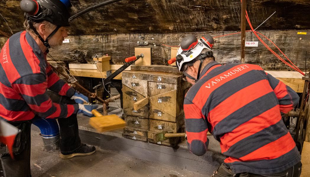 Ett av Vasas kölstöd tas bort med slägga. Foto: Anneli Karlsson, Vasamuseet/SMTM
