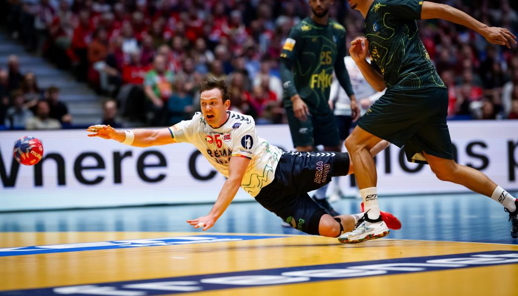 Sander Sagosen spelar vänsternia i det norska landslaget och räknas som en av världens främsta handbollsspelare. Han understryker hur avgörande underlaget är för att kunna prestera på allra högsta nivå. Foto: EHF