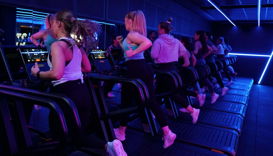 Zonen är utrustad med de senaste Technogym Skillrun löpbanden, Aquabags och annan uppdaterad utrustning såsom kettlebells, plyoboxar, hantlar, slam balls, etc. Zonen är mörk, musiken är hög och ljuset pulserar! Foto: SATS