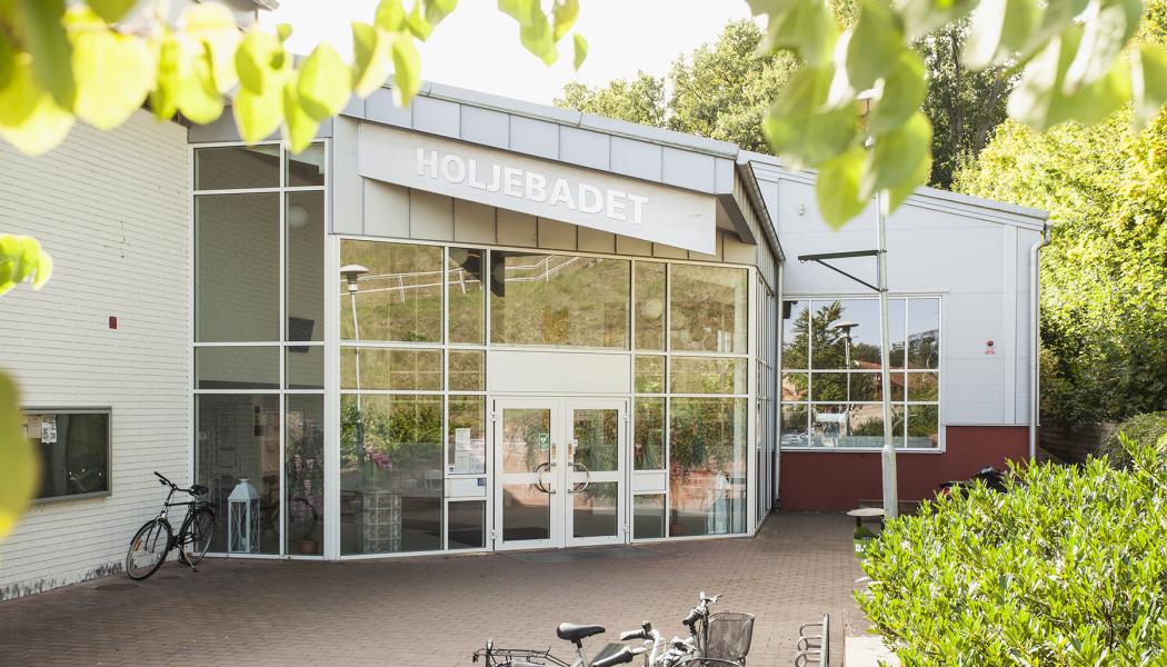 En glasentré in till den kommunala simhallen, Holjebadet. Foto: Olofströms kommun