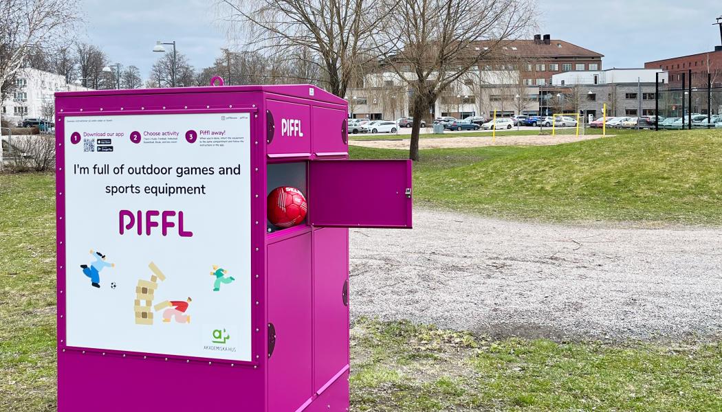 Boxarna är fyllda med klassiker som basket, fotboll, boule och kubb, men innehåller också nya aktiviteter som Spikeball och träningsutrustning som kettlebells.  Foto: Piffl
