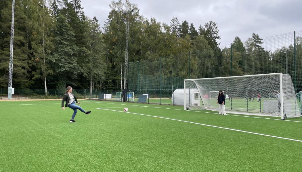 Istället för band fick ett skott på mål av Frida Nilsson (C) fick förklara den nya konstgräsplanen invigd. Foto: Karlstads kommun
