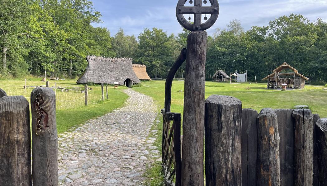 Bronsåldersgården kommer att väckas till liv av så kallade reenactors. De är historieentusiaster, klädda i periodens dräkter, som kommer att övernatta i de historiska långhusen och leva bronsåldersliv. Foto: Västra Götalandsregionen