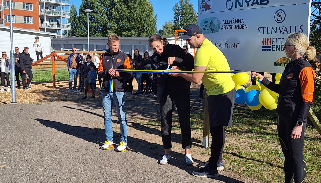 Med gemensamma krafter lyckades Sparbanken Anna Boström och Bun-ordföranden Anton Li Nilsson klippa bandet och officiellt inviga hinderbanan. Foto: Piteå kommun