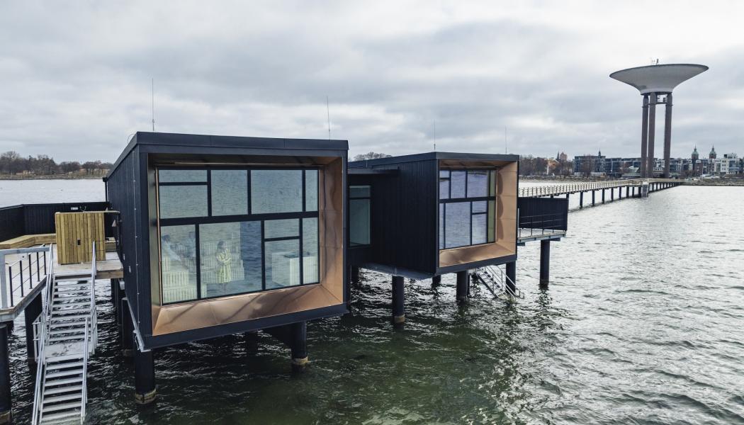 Byggnaden sträcker sig cirka 300 meter ut i vattnet och har utformats som en naturlig förlängning av stadens struktur – från Sofia Albertina kyrka ner till havet. Foto: Oskar Fäldt, Landskrona stad