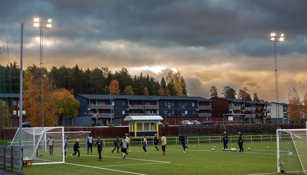 De nya strålkastarna ger mer och bättre ljus samt att man genom bytet spar energi i kommunen. Foto: Elektroskandia
