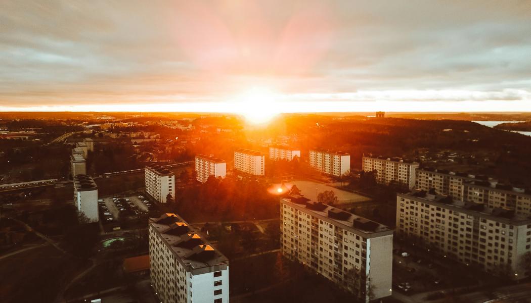 I områden byggda på 60- och 70-talet är besökstrycket högre på de idrottsytor som finns, vilket resulterar i att fler måste samsas om samma yta.  Foto: Michael Odelberth/Unsplash