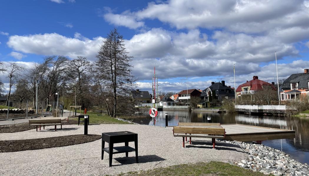 Bryggor och sittplatser direkt längs Svartån. Foto: Örebro kommun