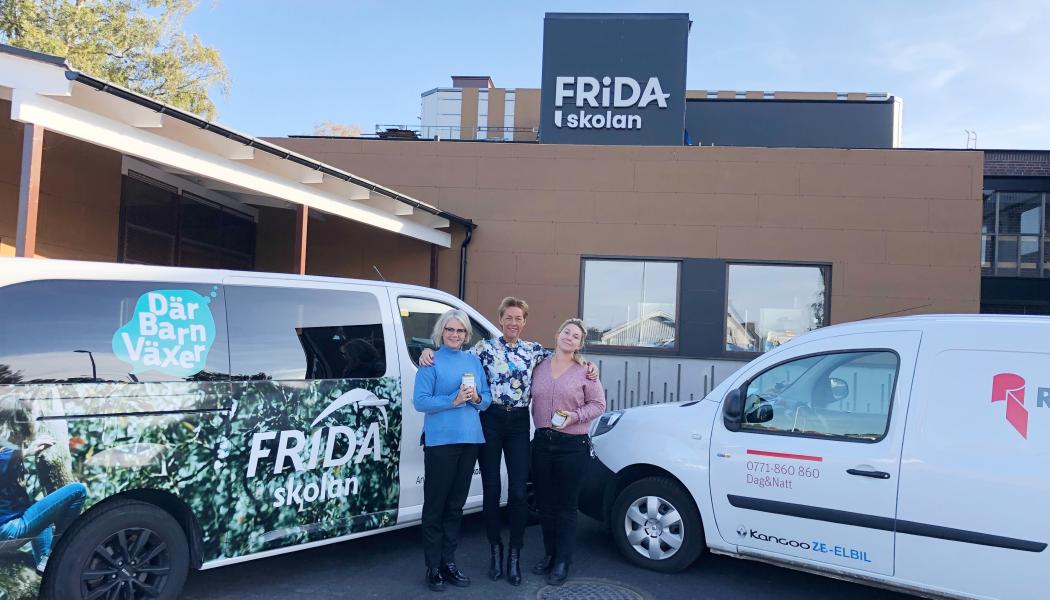 Fr v Eva Hasselholm Loodus, rektor, Eva Hansson, Riksbyggen och Lotta Cederberg, lärare på Fridaskolan. Foto: Riksbyggen
