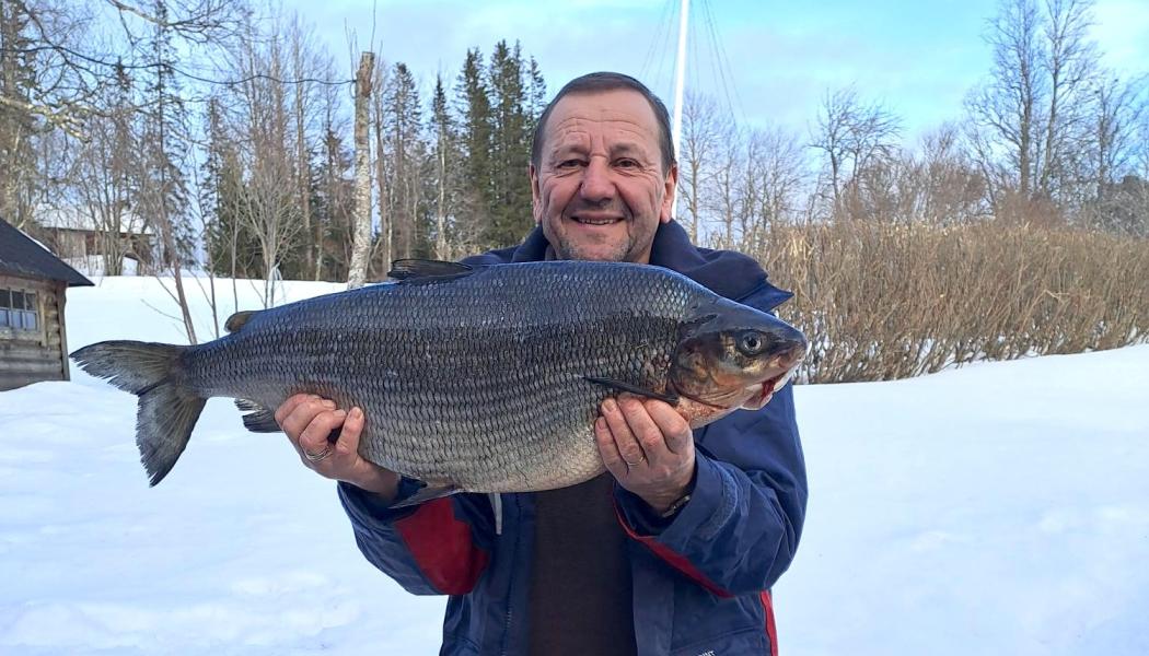 Gintaris Milvydas med en sik på 6 770 gram, nytt svenskt sportfiskerekord. Foto: Storfiskregistret
