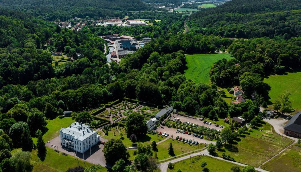 Flygfoto över Jonsereds herrgårdsområde med trädgårdarna från 2022. Foto: Partille kommun
