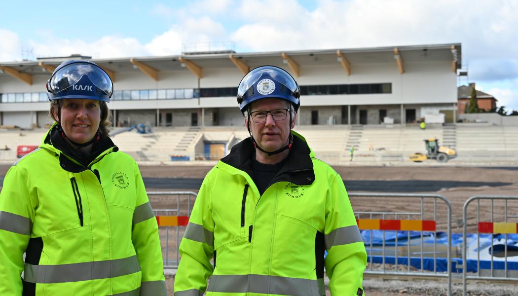 Projektledare Cecilia Wahlskog och Anders Emilsson framför västra läktaren på Rimnersvallen.