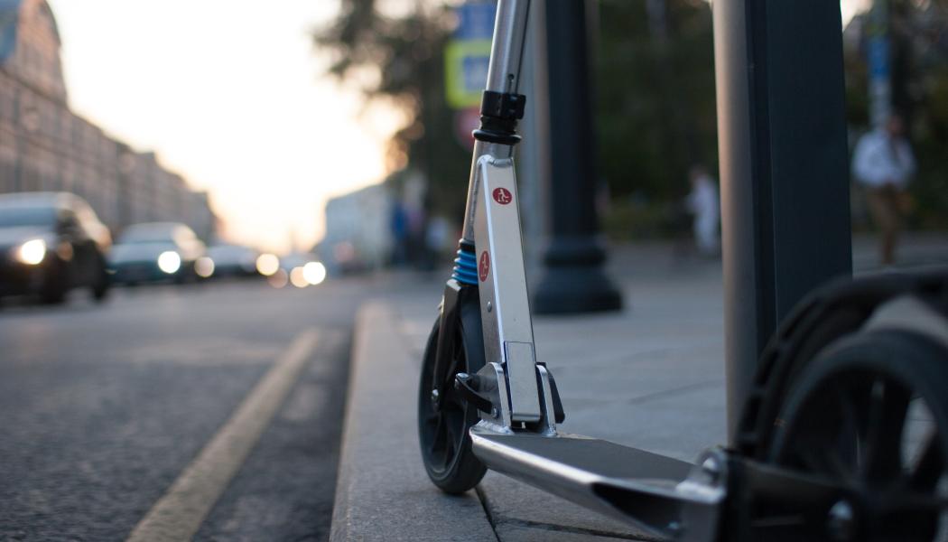 En elscooter, en elsparkcykel eller ett självbalanserande fordon kan vara ett sådant fordon. Foto:  let s kick/unsplash