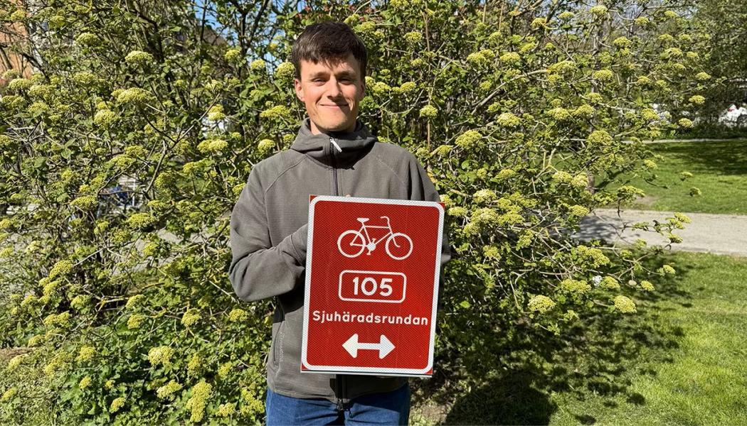 Invigningsdagen uppmärksammas med en symbolisk cykeltur längs hela sträckan. Louis Monville, projektledare för cykelleder på Västkuststiftelsen, cyklade hela varvet och stannade i varje kommun och överlämnade en ledskylt till lokala politiker som tack för deras engagemang och insatser i arbetet. Foto: Västkuststiftelsen