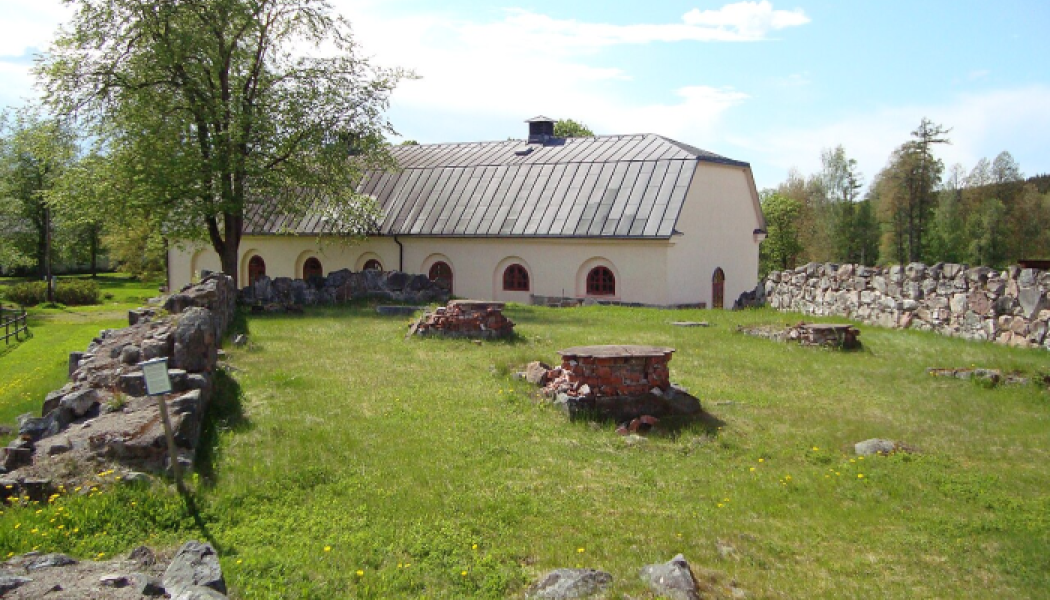Gudsberga klosterruin. Klosters bruksmuseum i bakgrunden. Fotograf/Källa: Calle Eklund/V-wolf / CC BY-SA 3.0