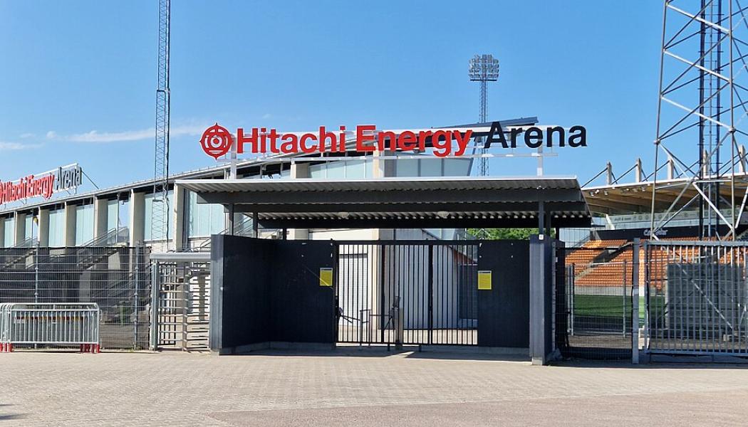 Hitachi Energy Arena på Rocklunda i Västerås. Norra entrén 2023. Foto: Wikimedia Commons / https://commons.wikimedia.org/wiki/File:Hitachi_Energy_Arena_norra.jpg