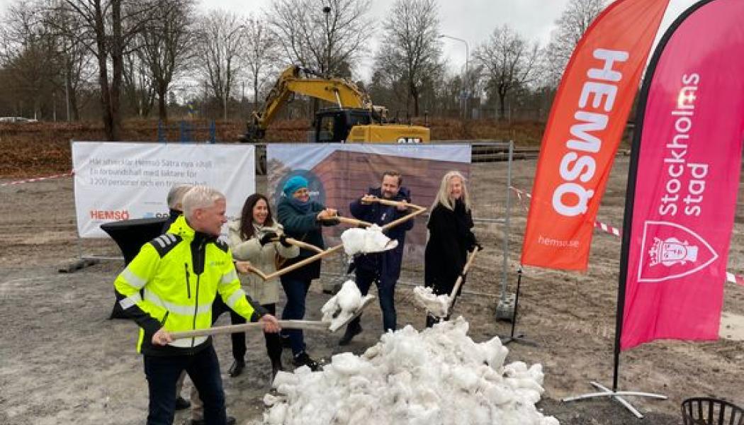 Ett fösta spadtag för ishallar på Sätra idrottsplats tas av representanter från Stockholms stad, Hemsö, SSEA, Sätra konståkningssällskap och MB Hockey. Foto: Stockholms stad. Foto: Stockholms stad