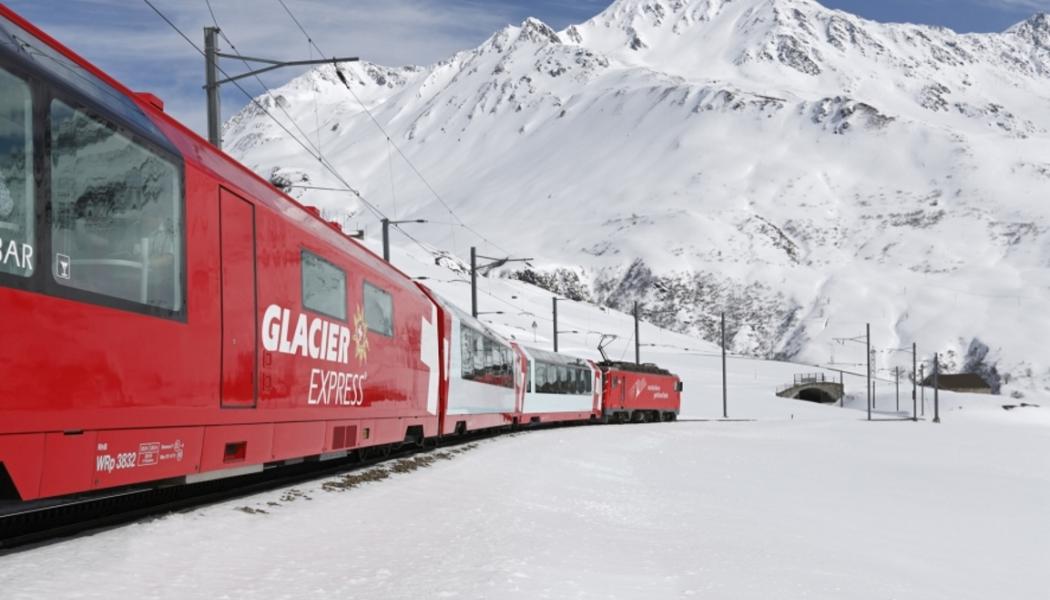 Tåg på väg till skidorten.Tåg är det viktigaste transportmedlet inom Schweiz och med grannländerna. Schweiziska edsförbundets nationella järnvägsbolag heter Swiss Federal Railways, förkortat SBB/CFF/FFS (tyskt/franskt/italienskt). Foto: SBB