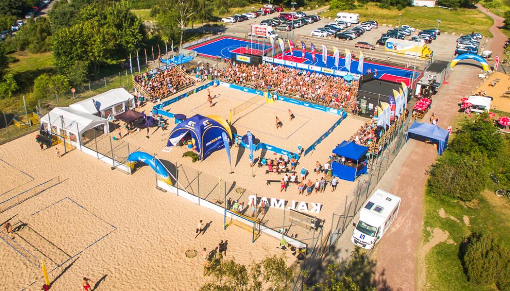 – Swedish Beach Tour är ett omtyckt evenemang som alltid lockar stor publik så att vi i år får den stora tourfinalen är fantastiskt. Vi kommer att få se beachvolley av allra högsta klass med den där härliga stämningen som det alltid blir nere på Långviken, säger Marcus Larsson, chef för enheten Evenemang och möten, Destination Kalmar. Foto: Johannes Norlander